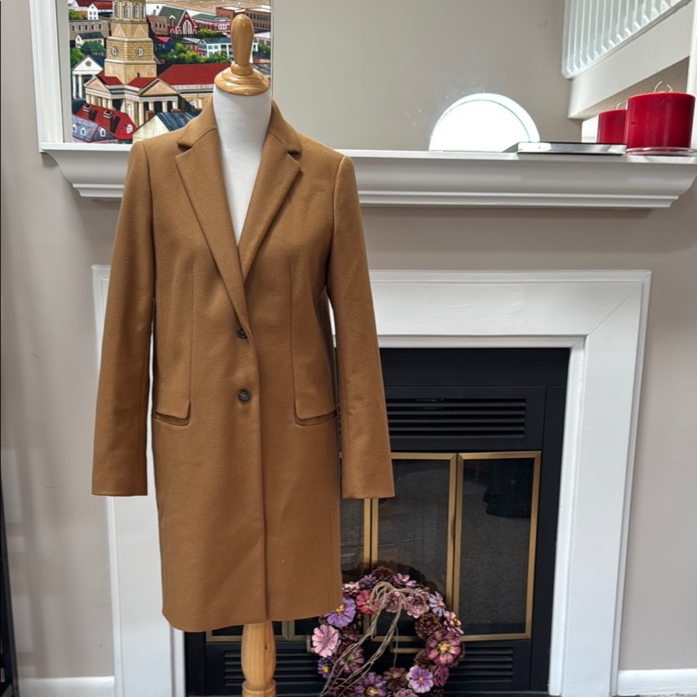 Zara Women's Tan Coat. Beautiful Classic lines. Size Large.